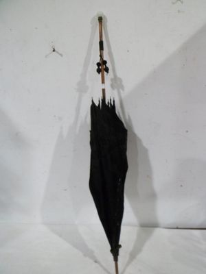 un parapluie noir orné d'une croix