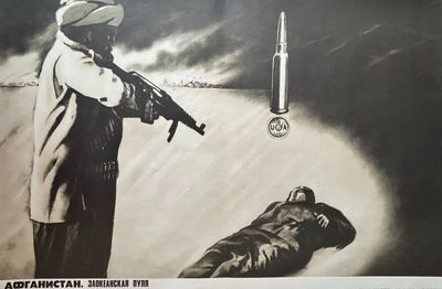 tableau représentant un homme tenant une arme à feu à côté d'un cadavre