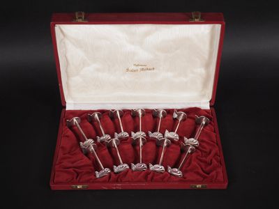 six cuillères plaquées argent dans un coffret rouge doublé de velours rouge