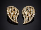 une image d'une paire de boucles d'oreilles en or et diamants
