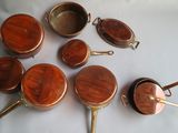 beaucoup de casseroles et de poêles sur la table