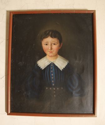 portrait d'un jeune garçon vêtu d'une robe bleue à col blanc