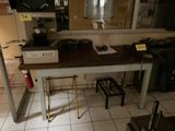 une cuisine équipée d'une table et d'une cuisinière