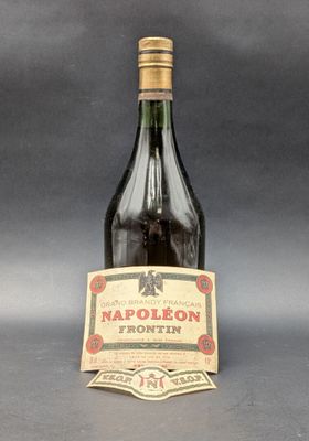 une image représentant une bouteille d'alcool avec une étiquette dessus
