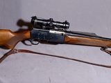 un fusil exposé sur un fond blanc