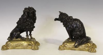 paire de figurines de lions en bronze ancien sur des socles en marbre