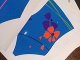 une pile de papier sur laquelle figure l'image d'une robe