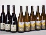 six bouteilles de vin sont alignées sur une surface blanche