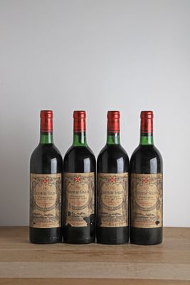 trois bouteilles de vin sont alignées sur une table en bois