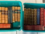 deux bacs bleus remplis de vieux livres posés sur un sol carrelé