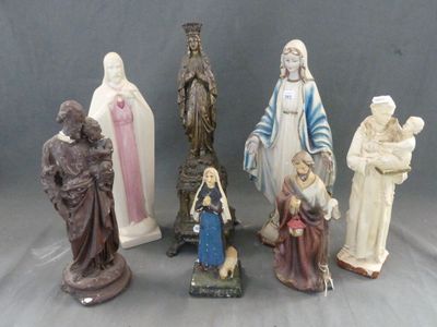 plusieurs figurines représentant Jésus, Marie et d'autres personnages religieux