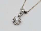 une photo d'un pendentif en diamant attaché à une chaîne