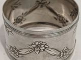 un gros plan d'une bague en argent ornée de fleurs