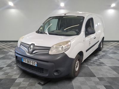 la photo d'une camionnette blanche garée dans un garage