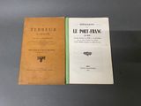 deux livres posés sur une table, dont l'un est ouvert et l'autre fermé