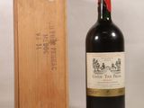 une bouteille de vin posée à côté d'une caisse en bois