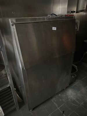 un grand réfrigérateur en métal au milieu d'une cuisine