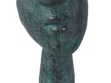 statue représentant une main tenant une balle sur fond blanc