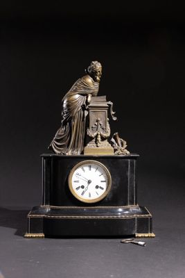 Pendule en marbre et bronze patiné brun, le cadran émaillé blanc aux h - Photo 1