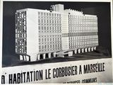 une vieille photo en noir et blanc représentant un grand bâtiment avec de nombreuses fenêtres