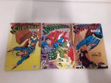 trois bandes dessinées de Superman posées sur une surface blanche
