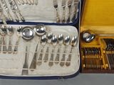 un coffret contenant de l'argenterie sur une table