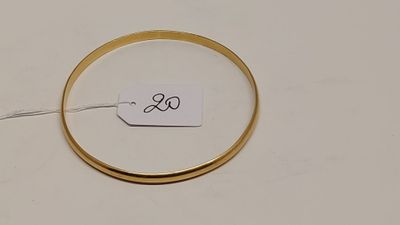 une bague en or à laquelle est attachée une étiquette de prix
