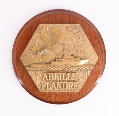 une photo d'une plaque en bois sur laquelle figure l'image d'un bateau
