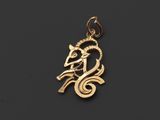 un pendentif plaqué or orné d'un oiseau