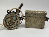 paire de boîtes à bijoux anciennes en argent et verre turquoise, munies de poignées