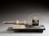 une petite maquette de machine à vapeur posée sur une table