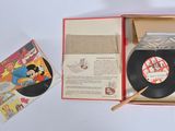 un disque dans une boîte contenant un bâton en bois