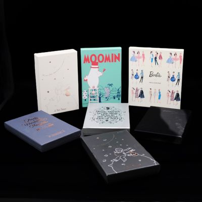 trois livres posés les uns à côté des autres sur une table noire