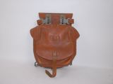 un sac à dos en cuir marron muni de deux bretelles