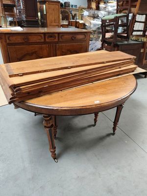 une table recouverte d'une grande quantité de bois dans un magasin