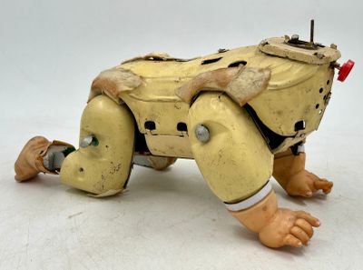 334 / CH-C3 / Ancienne poupée mécanique, structure en …