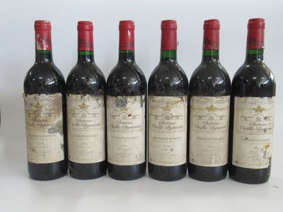 six bouteilles de vin sont alignées sur une table
