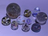 de nombreuses billes de verre posées sur une surface blanche