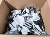 une boîte en carton remplie de gants et d'autres objets