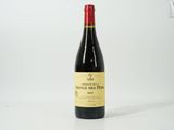 une bouteille de vin posée sur une table