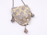 collier en argent et en or orné d'un grand pendentif représentant une fleur