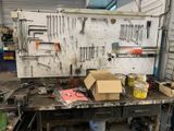 un établi avec des outils dans un garage