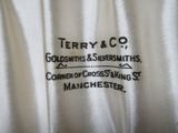 une chemise blanche ornée d'un logo noir et blanc