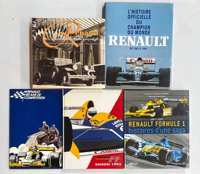 quatre livres sur la course automobile posés sur une table blanche, avec une voiture bleue et jaune