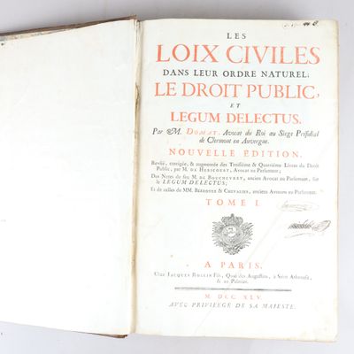 un livre ouvert sur une table, sur laquelle se trouve l'image d'un oiseau