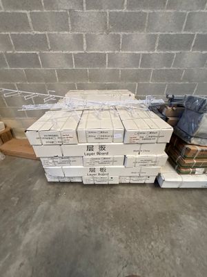 une pile de cartons, les uns sur les autres, par terre
