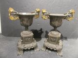 deux vases en argent empilés l'un sur l'autre