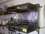 une cuisine équipée d'une cuisinière et d'un plan de travail sur lequel sont posés des plats