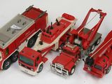 un grand nombre de camions jouets posés sur une table
