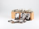 une boîte en bois remplie de vieilles photos d'hommes et de femmes
